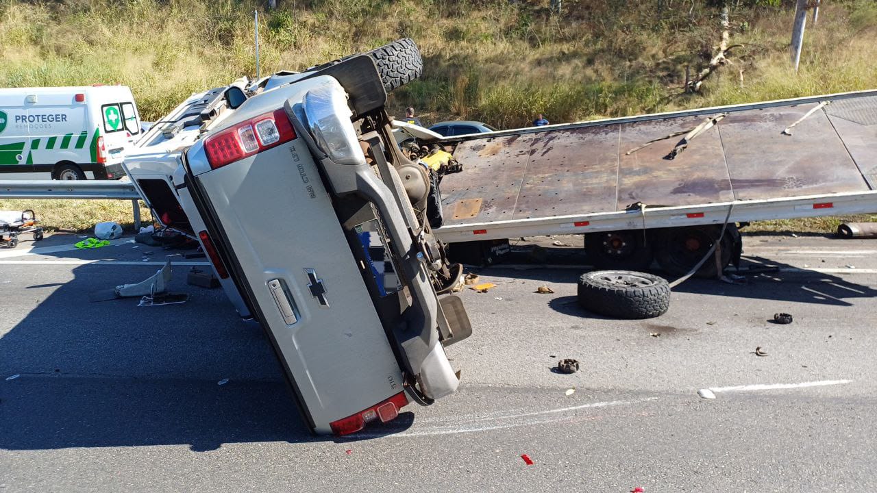 Idoso fica ferido após caminhão guincho tombar na Dutra em Porto Real