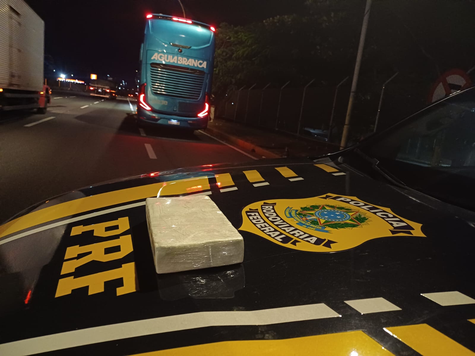 Mulher é presa com cocaína em ônibus durante fiscalização da PRF em Resende