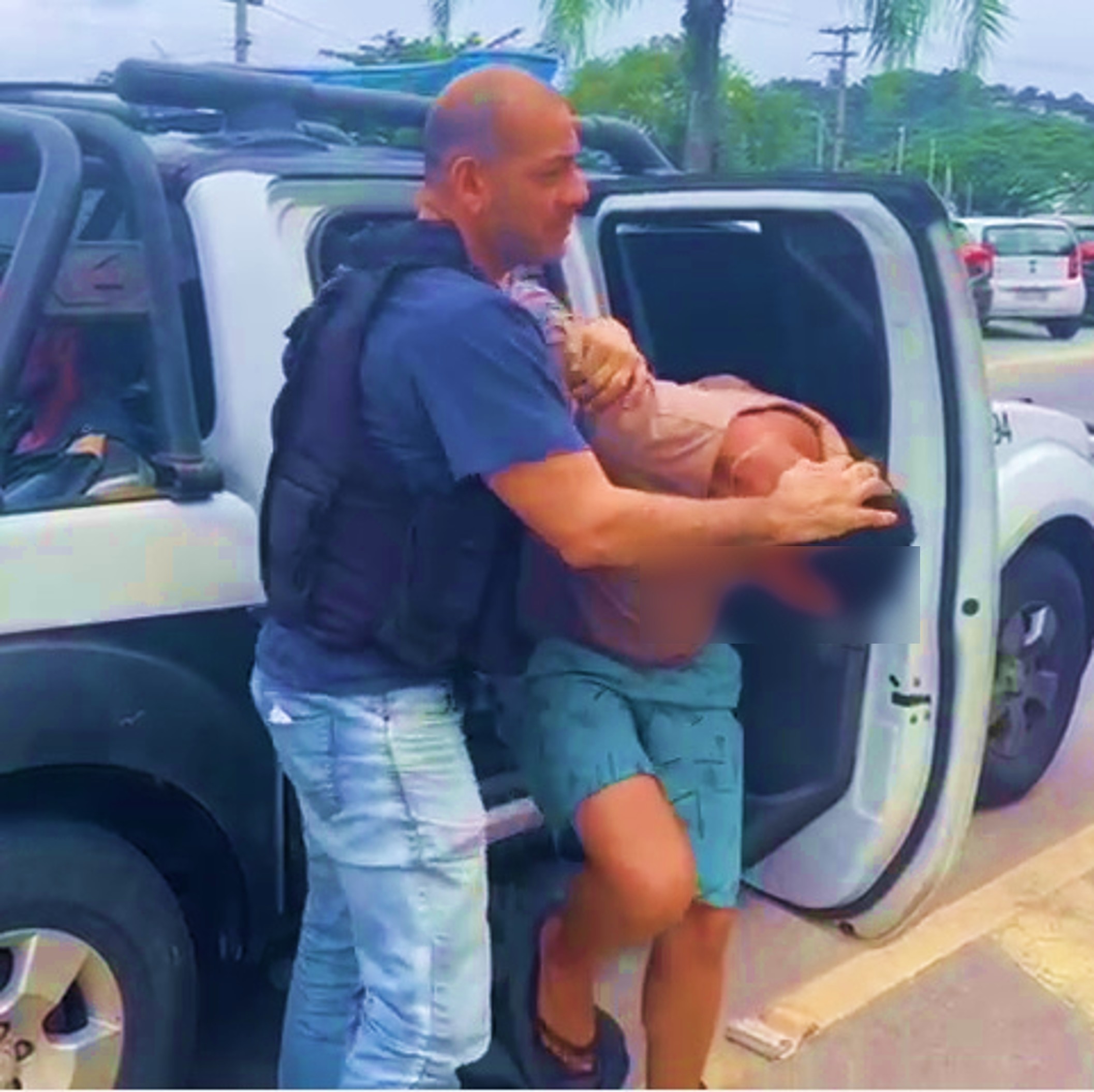 VÍDEO: Operação policial desarticula esquema de monitoramento do tráfico nas Casinhas do Bracuí; três são presos