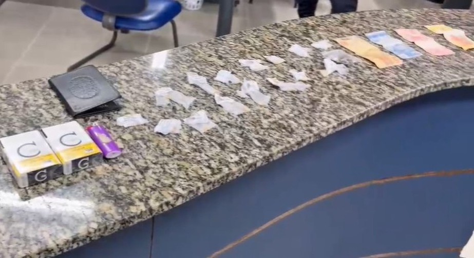 Homem é preso após assaltar lanchonete e é flagrado com drogas em Resende