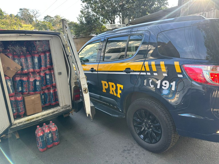 PRF apreende mercadoria sem nota fiscal na BR-040; a ocorrência foi registrada em Levy Gasparian