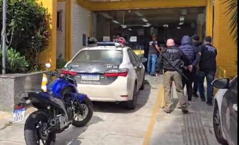 (VÍDEO) Motoboys lançam rojão e promovem buzinaço em frente a residência em Barra do Piraí; casal é preso