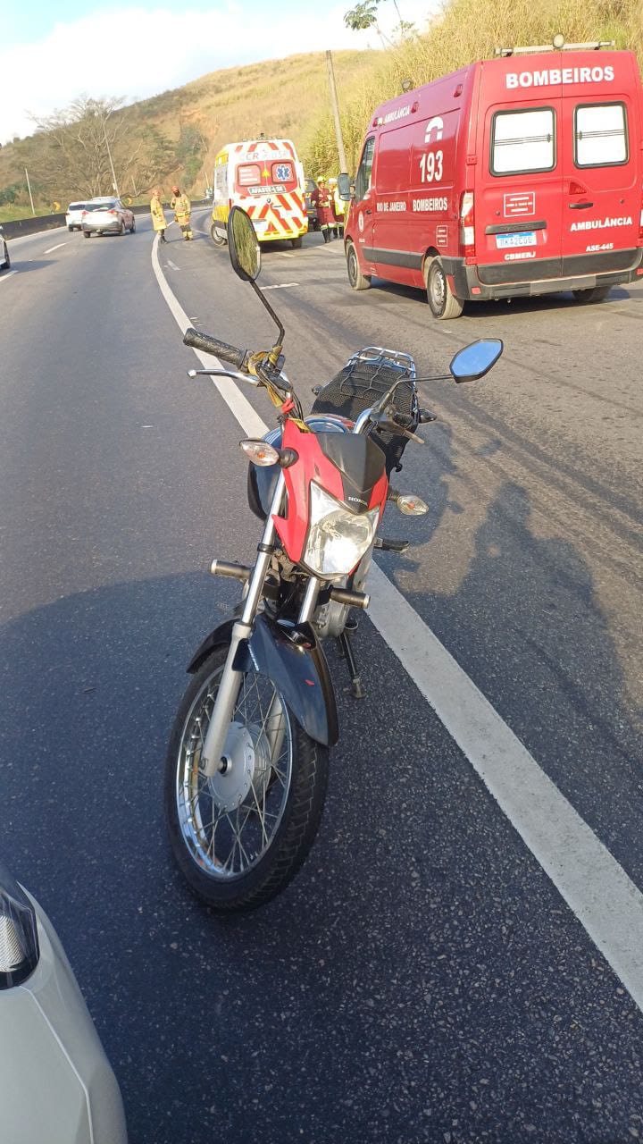 Colisão entre carro e moto na Dutra deixa feridos em Barra Mansa