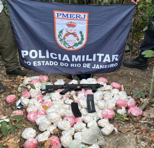 Polícia Militar apreende fuzil e quase 6 kg de cocaína enterrados em tonel em Itatiaia