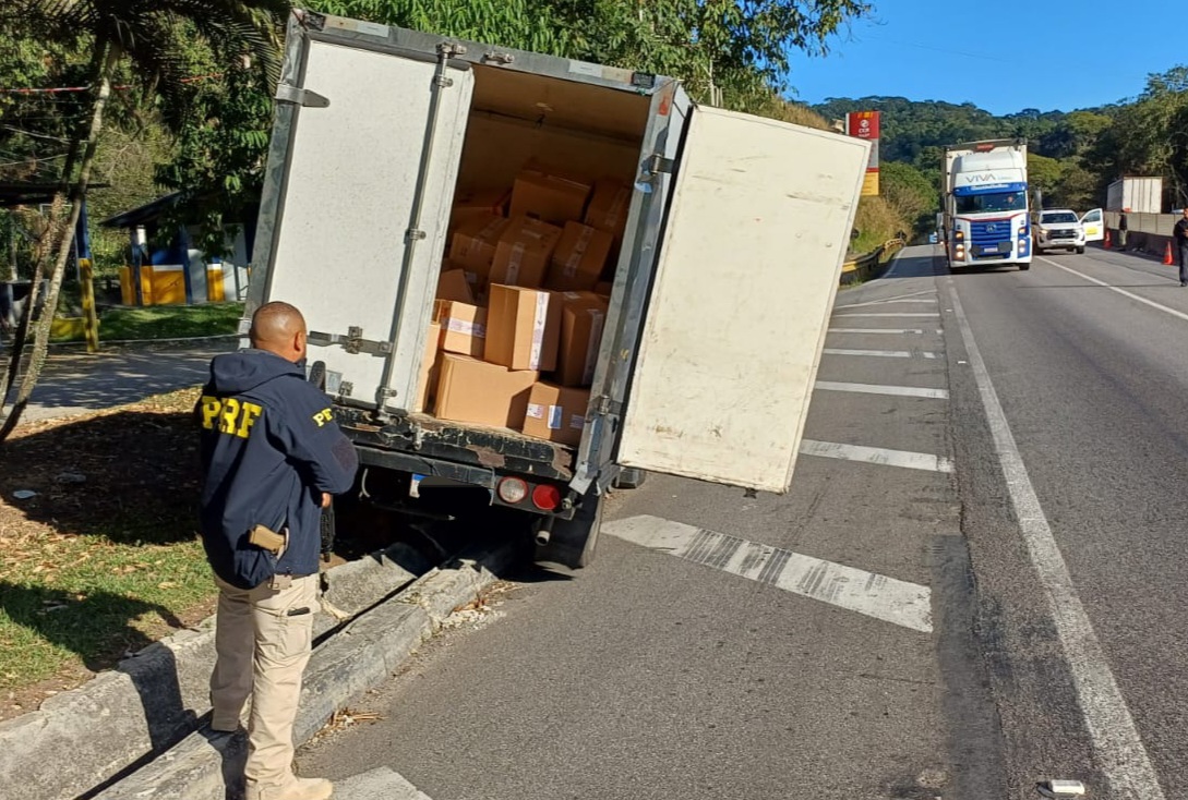Carga de cigarros roubada é recuperada após troca de tiros com a PRF em Piraí
