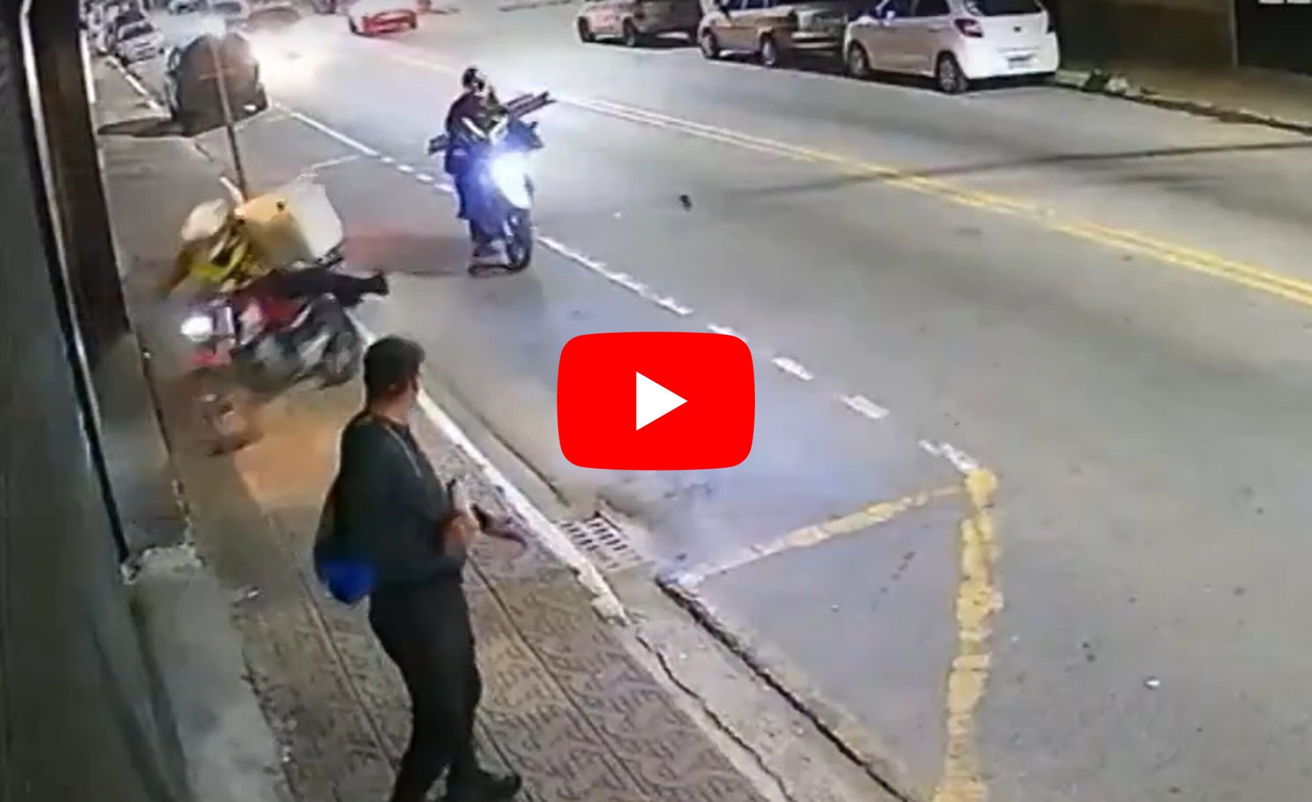 [VÍDEO] Escada se solta de carro e atinge motociclista em Volta Redonda