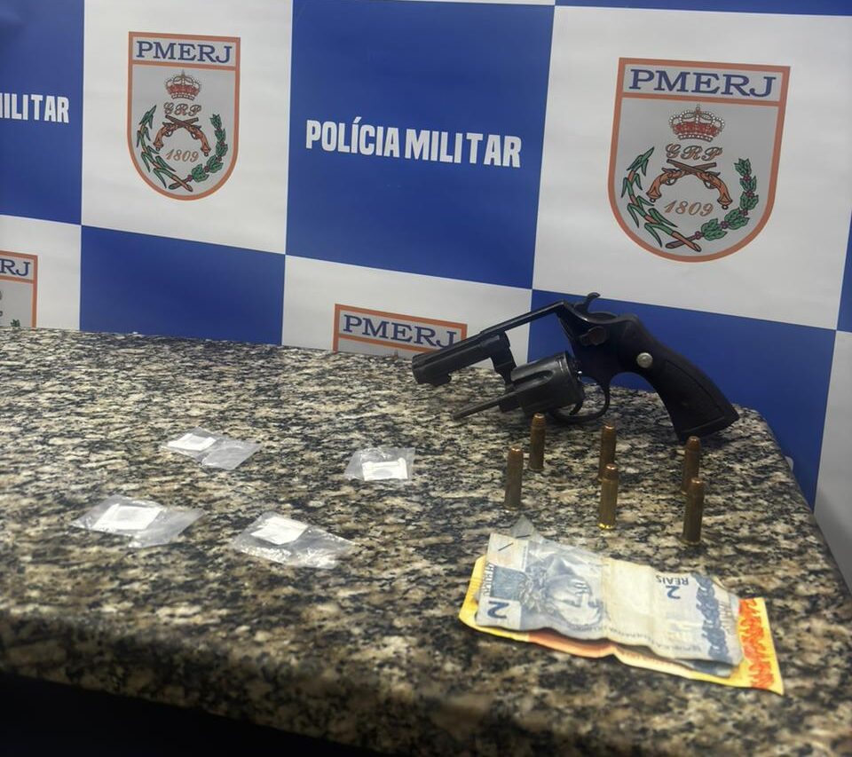 Adolescente é apreendido com arma e drogas após troca de tiros em Barra Mansa
