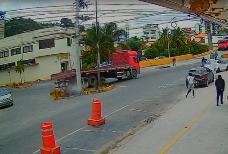 Caminhão desgovernado ‘atropela’ próprio motorista e colide em poste no Centro de Barra do Piraí