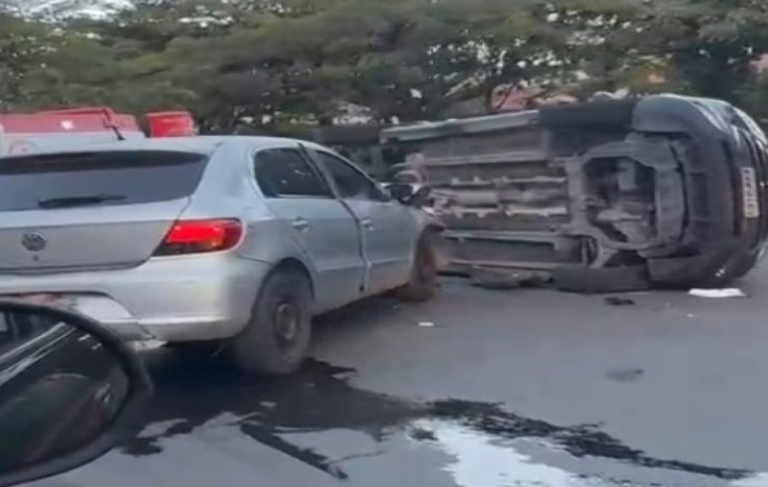 Acidente provoca capotamento de carro na Via Sérgio Braga, em Volta Redonda