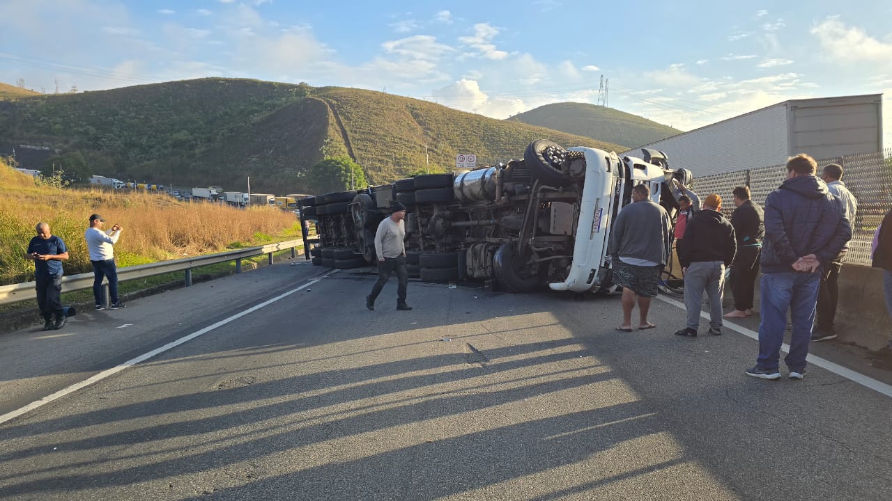 Carreta tomba e interdita a Dutra em Barra Mansa