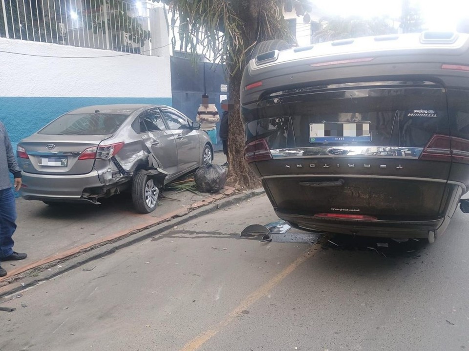 Carro capota e homem fica ferido em acidente no Centro de Três Rios