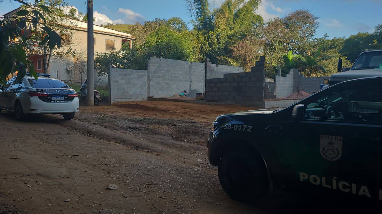 Polícia Ambiental flagra crimes ambientais em obra irregular às margens de rio em Valença