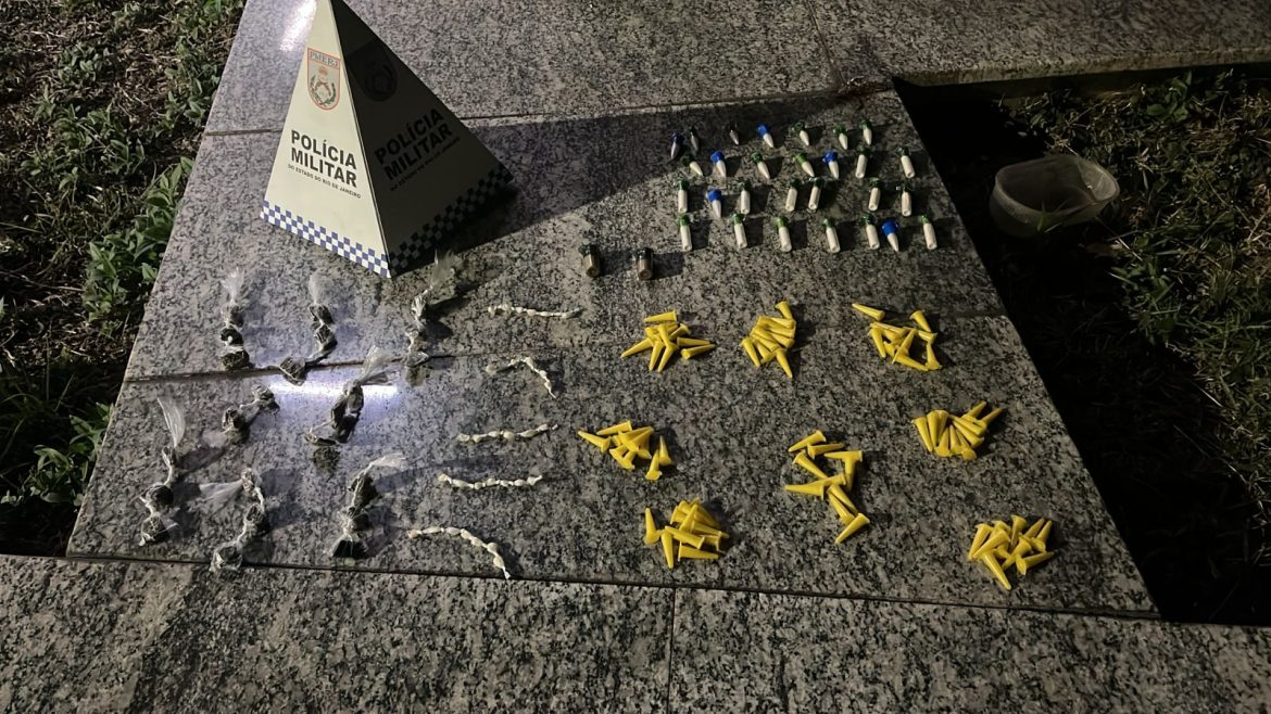 Polícia apreende drogas em ponto de tráfico no Jardim das Acácias, em Porto Real