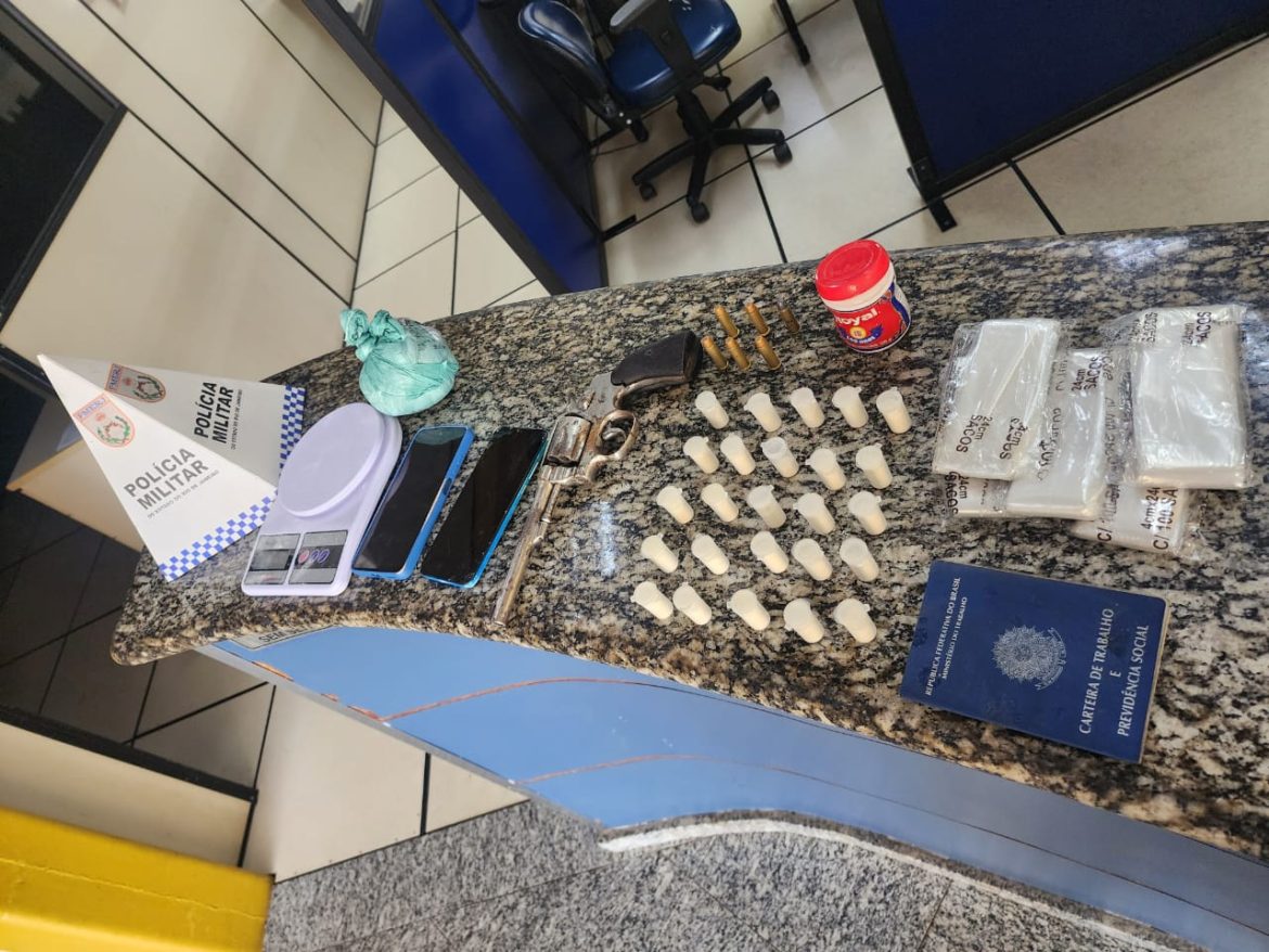 Operação contra o tráfico em Quatis resulta na prisão de três homens e apreensão de drogas e arma