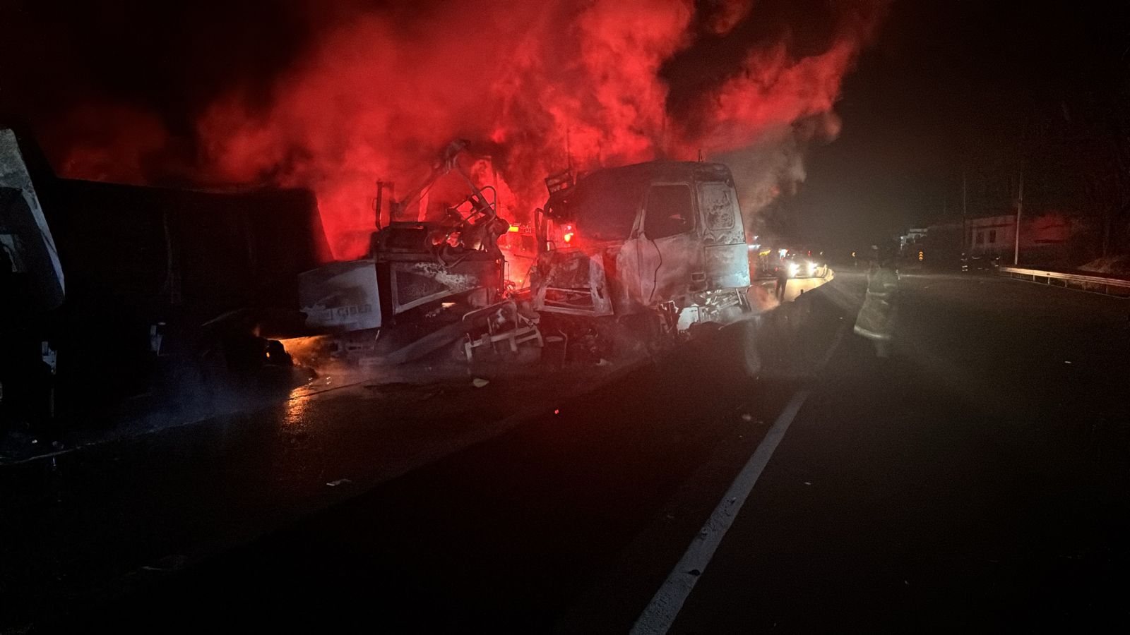 Acidente grave na Dutra em Barra Mansa provoca incêndio e deixa feridos