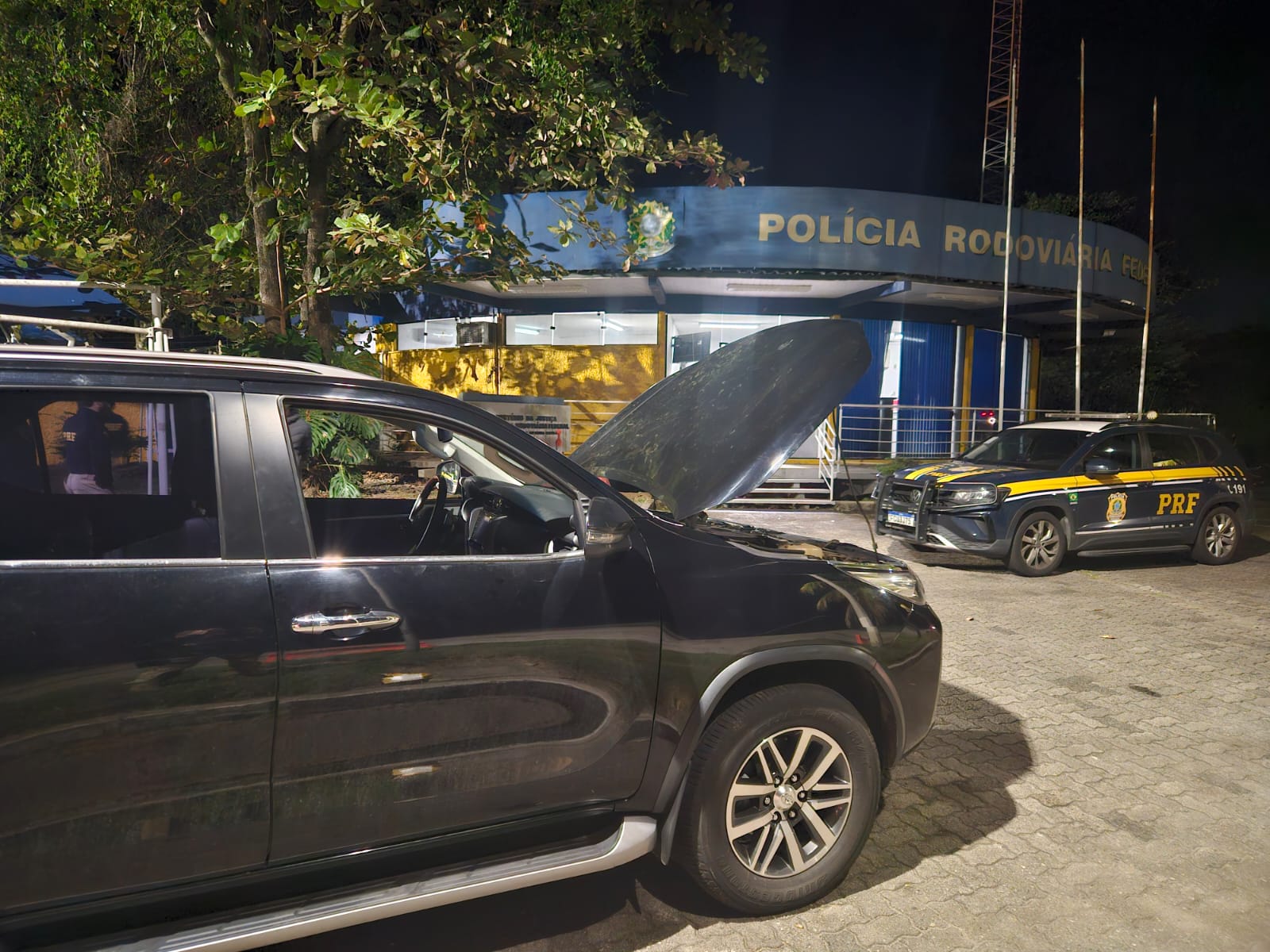 PRF recupera Hilux clonada e prende motorista em Resende