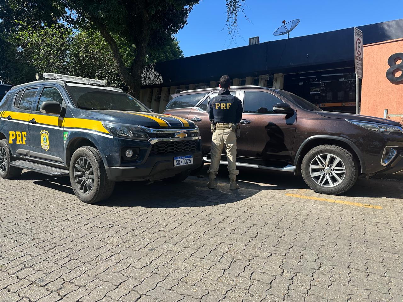 PRF recupera Hilux clonada avaliada em R$ 200 mil na Dutra, em Resende