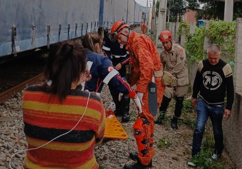 Homem em situação de rua é atropelado por trem no Centro de Barra Mansa