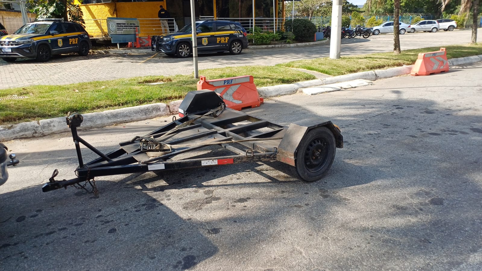PRF flagra reboque clonado em carreta na Dutra em Barra Mansa