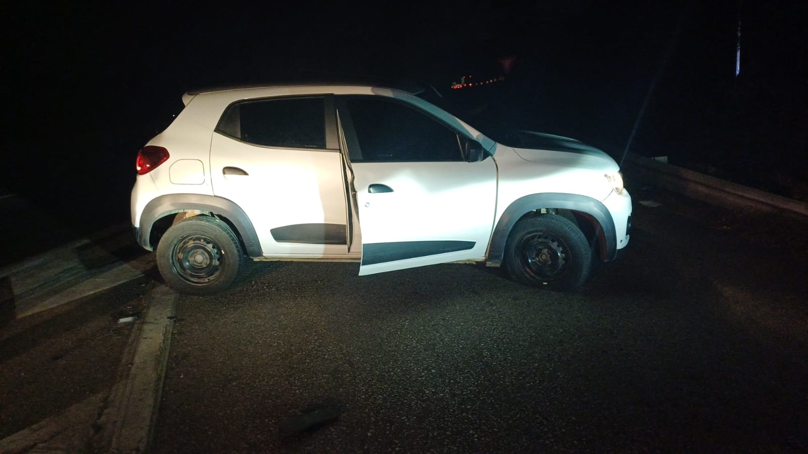 PRF encontra carro crivado de balas após tiroteio em alça da Dutra em Porto Real
