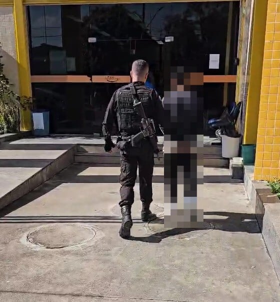 Jovem é apreendido por mandado de tráfico enquanto trabalhava em frigorífico em Barra Mansa