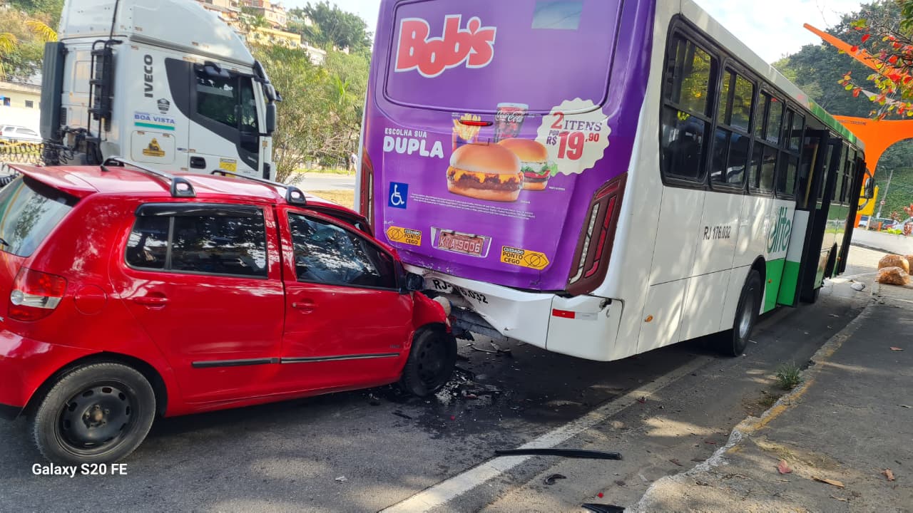 Idoso fica ferido em colisão entre carro e ônibus em Volta Redonda