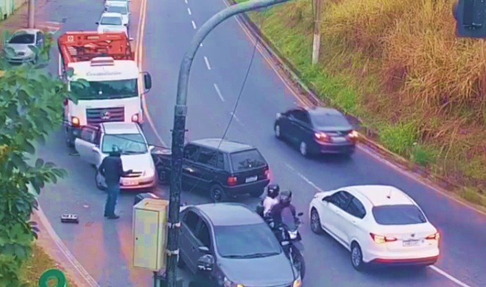 [VÍDEO] Mulher perde o controle do carro e provoca acidente com três veículos em Volta Redonda