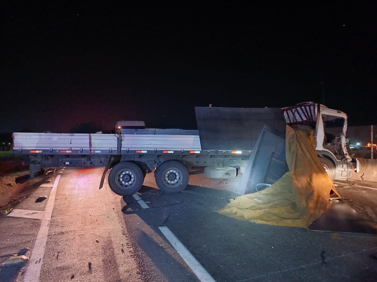 Colisão na Dutra deixa motorista preso às ferragens e interdita rodovia em Itatiaia