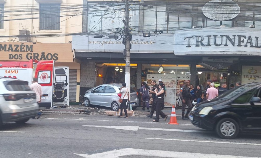 Carro invade padaria no Centro de Barra Mansa; duas pessoas ficaram feridas gravemente