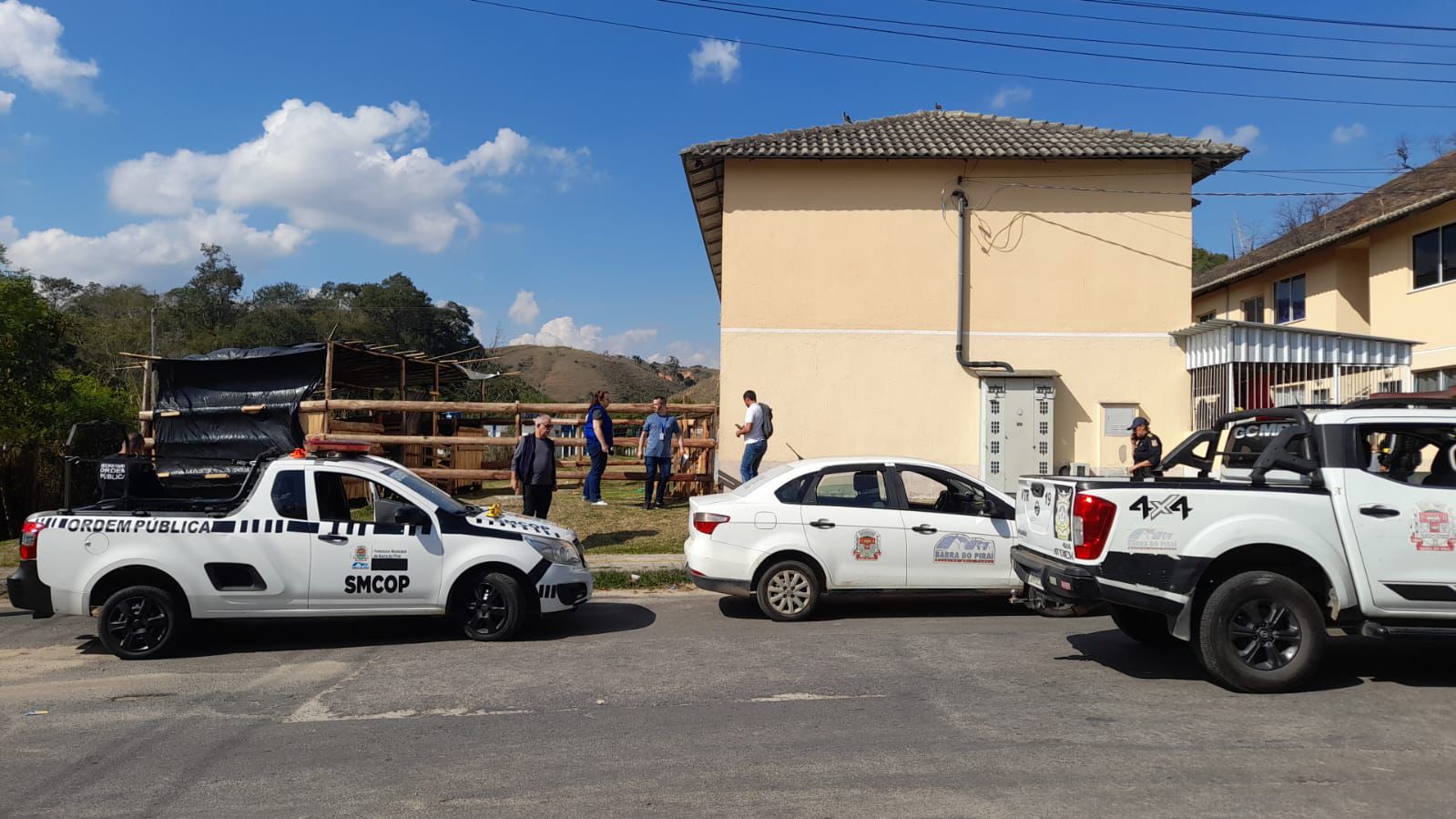 Prefeitura e Polícia Militar coibem criação ilegal de cavalos em condomínio de Barra do Piraí
