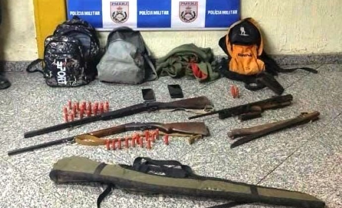 Três homens são detidos com espingardas e munições em Ipiabas, distrito de Barra do Piraí