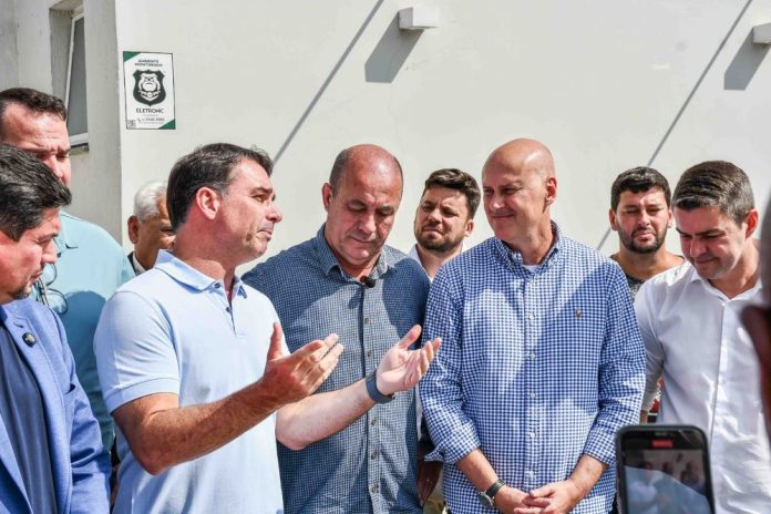 Senador Flávio Bolsonaro visita Resende ao lado de lideranças locais e acompanha equipamentos de saúde e assistência social