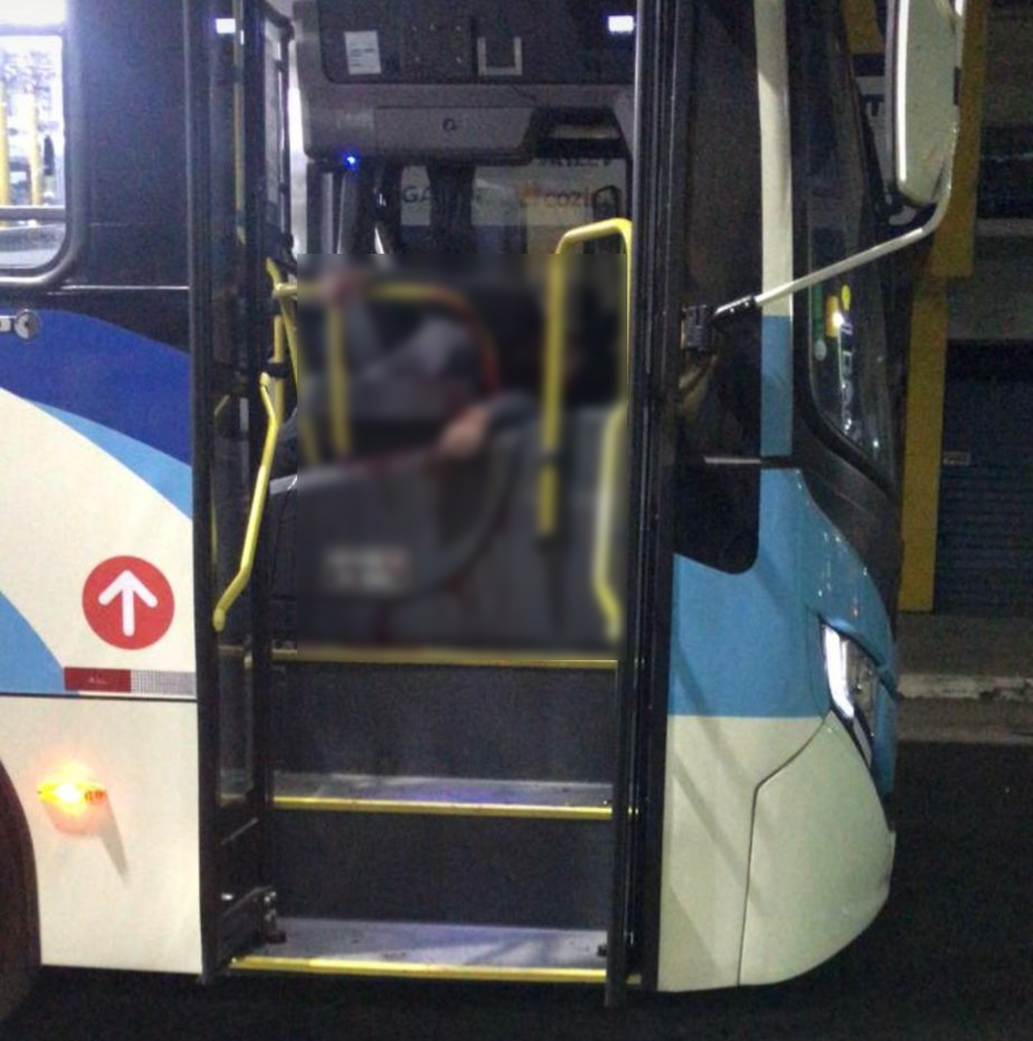 TERROR EM BARRA MANSA: Ataque a tiros dentro de ônibus deixa um morto e uma idosa ferida