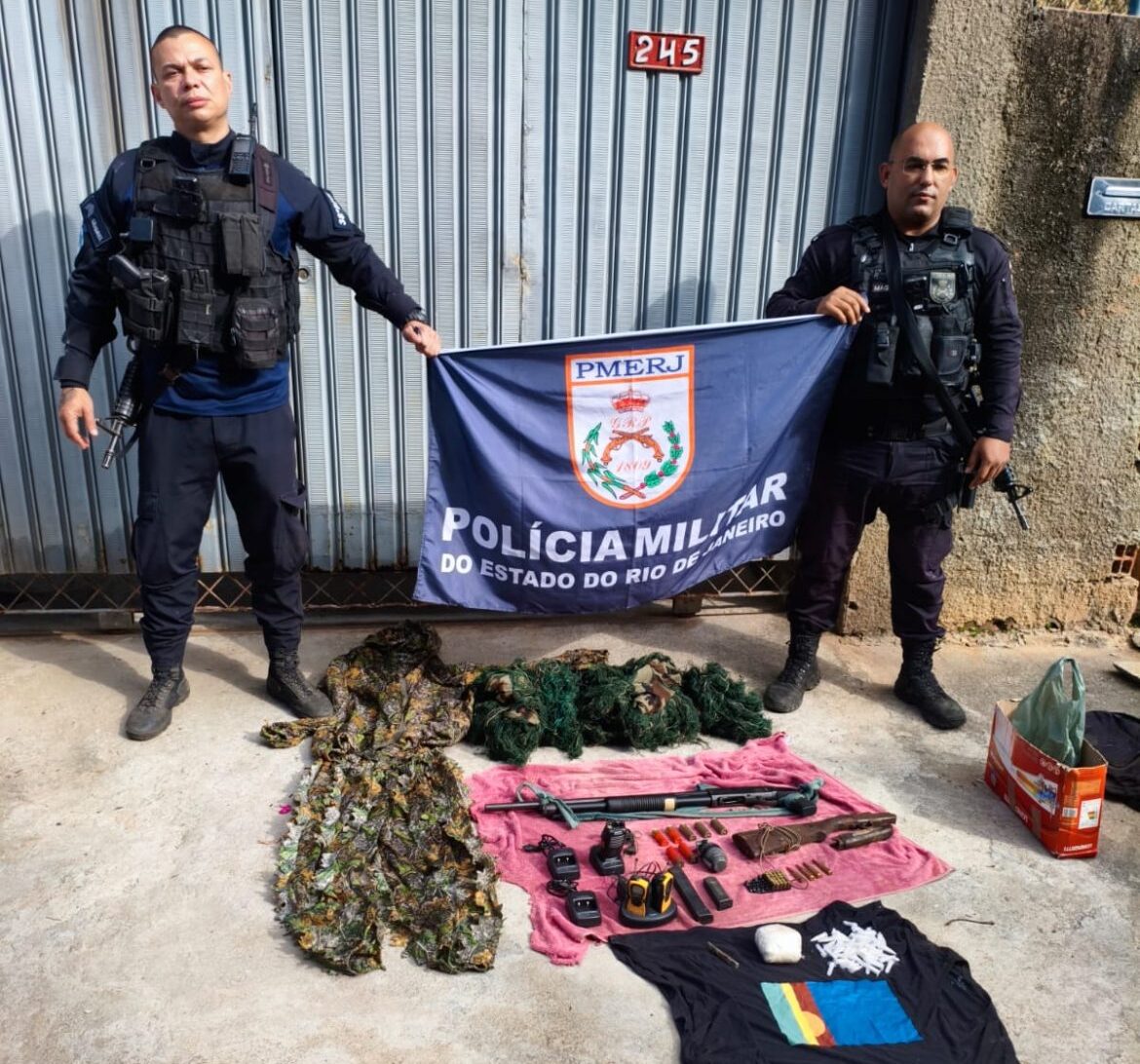Operação policial em Três Rios resulta na apreensão de armas, drogas e granadas