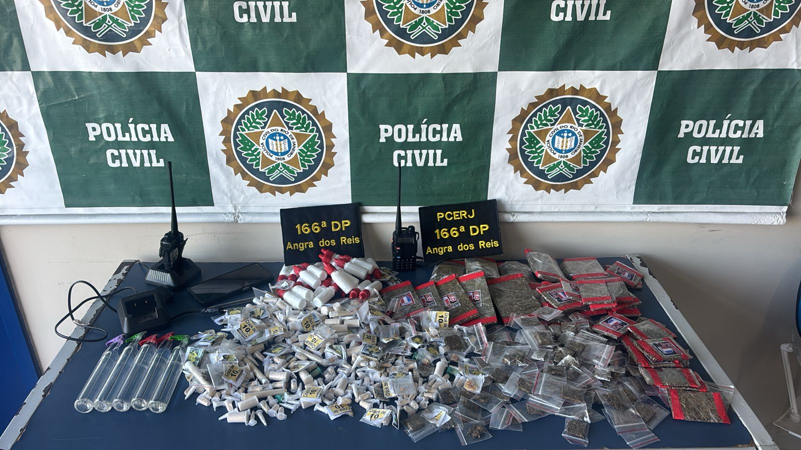 Operação resulta na prisão de quatro homens e apreensão de dois adolescentes em Angra dos Reis