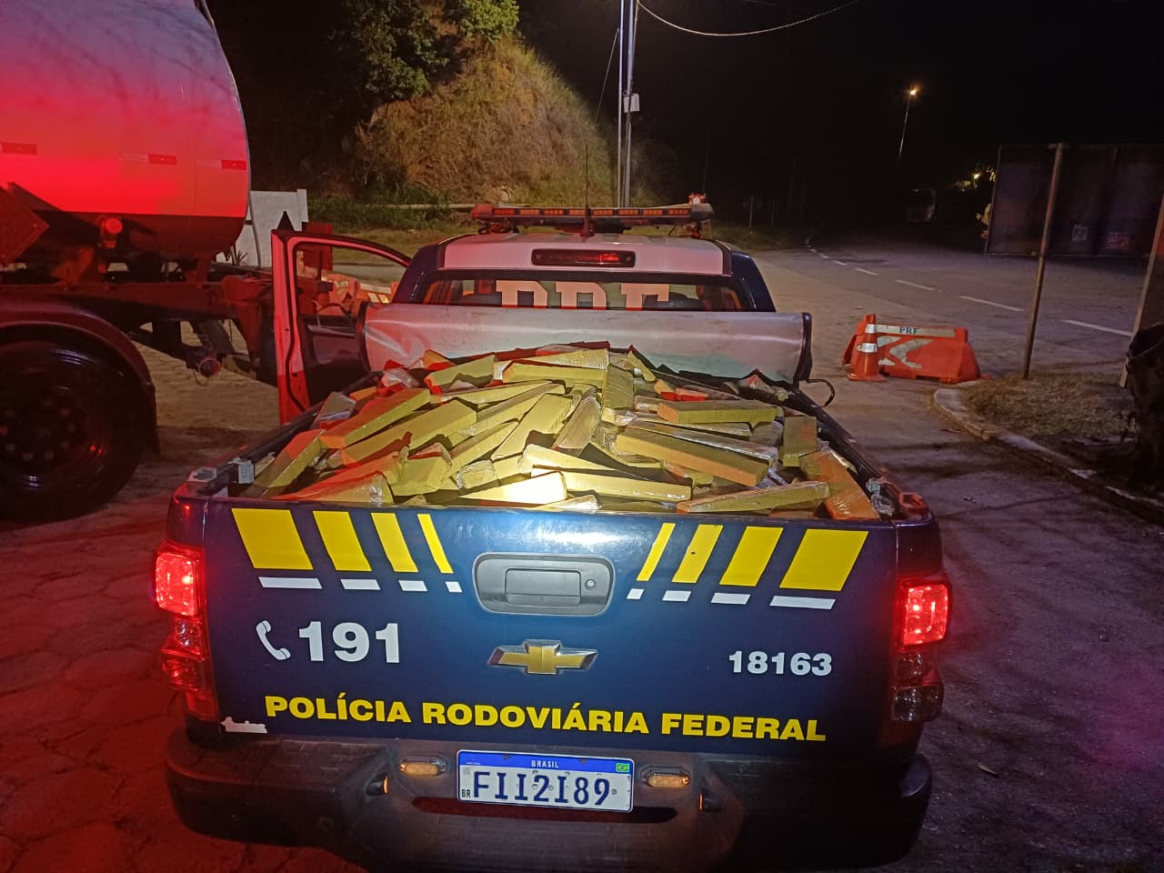 PRF apreende meia tonelada de drogas escondida em carreta na Dutra, em Piraí