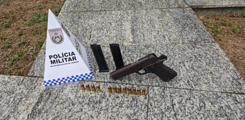 Jovem é preso com pistola no Centro de Quatis