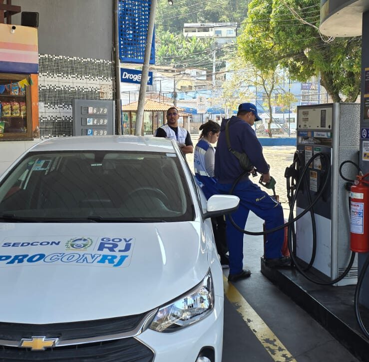 Ação do Procon interdita supermercado e posto de combustíveis em Mangaratiba