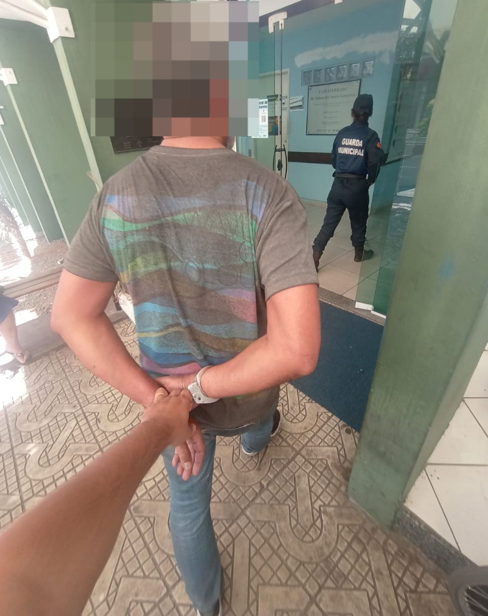 Homem é preso suspeito de ameaçar a irmã idosa e agredir sobrinhas a pauladas em Volta Redonda