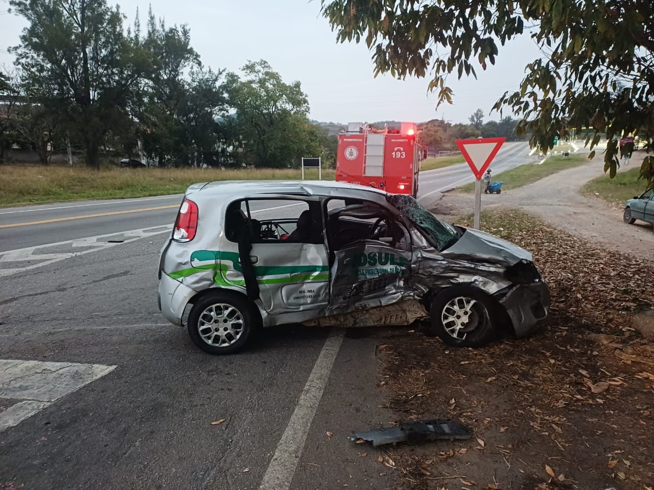 Colisão entre dois carros deixa homem gravemente ferido em Barra do Piraí