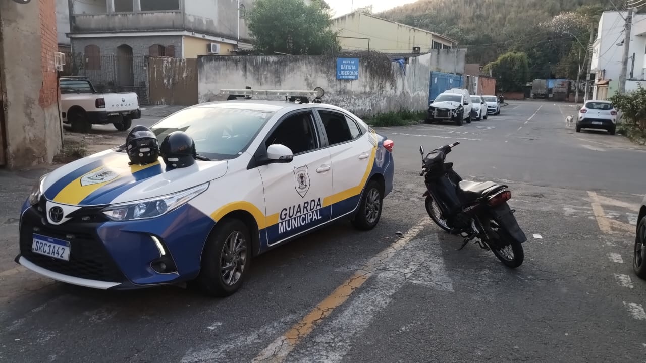Guarda Municipal de Volta Redonda flagra adolescente conduzindo moto e veículo é apreendido