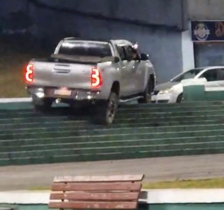 Motorista desce escadaria da Praça de Santana com caminhonete e é identificado pela Polícia Civil