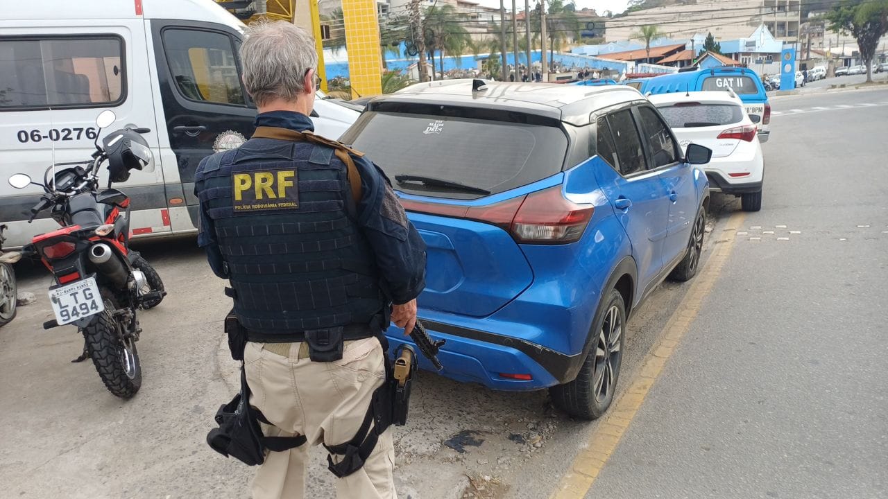 PRF apreende carro clonado e prende motorista na Dutra, em Barra Mansa