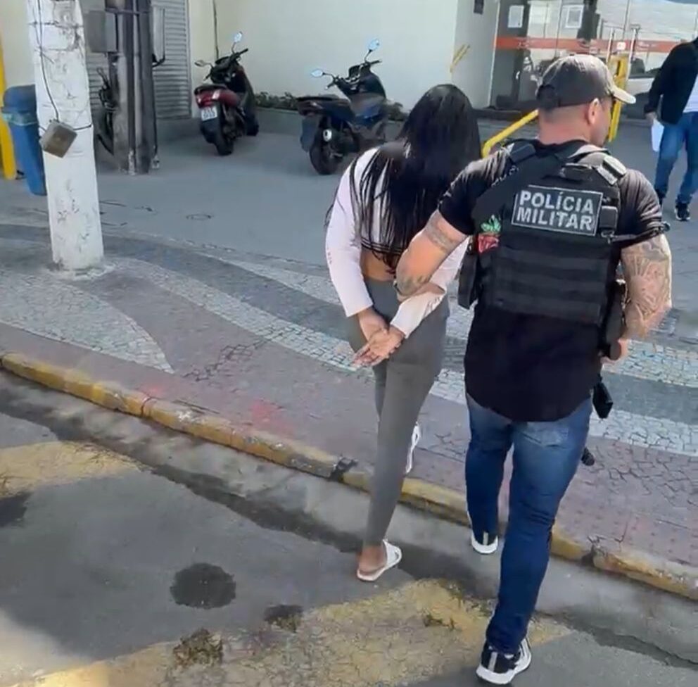 Mulher foragida é presa no Morro do Tatu, em Angra dos Reis