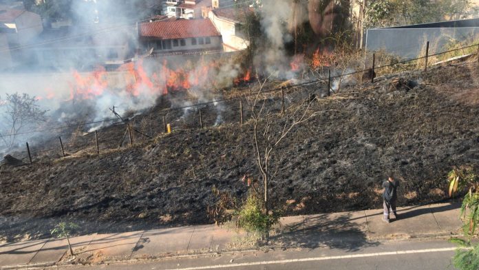 Incêndio atinge áreas de vegetação em bairros de Volta Redonda
