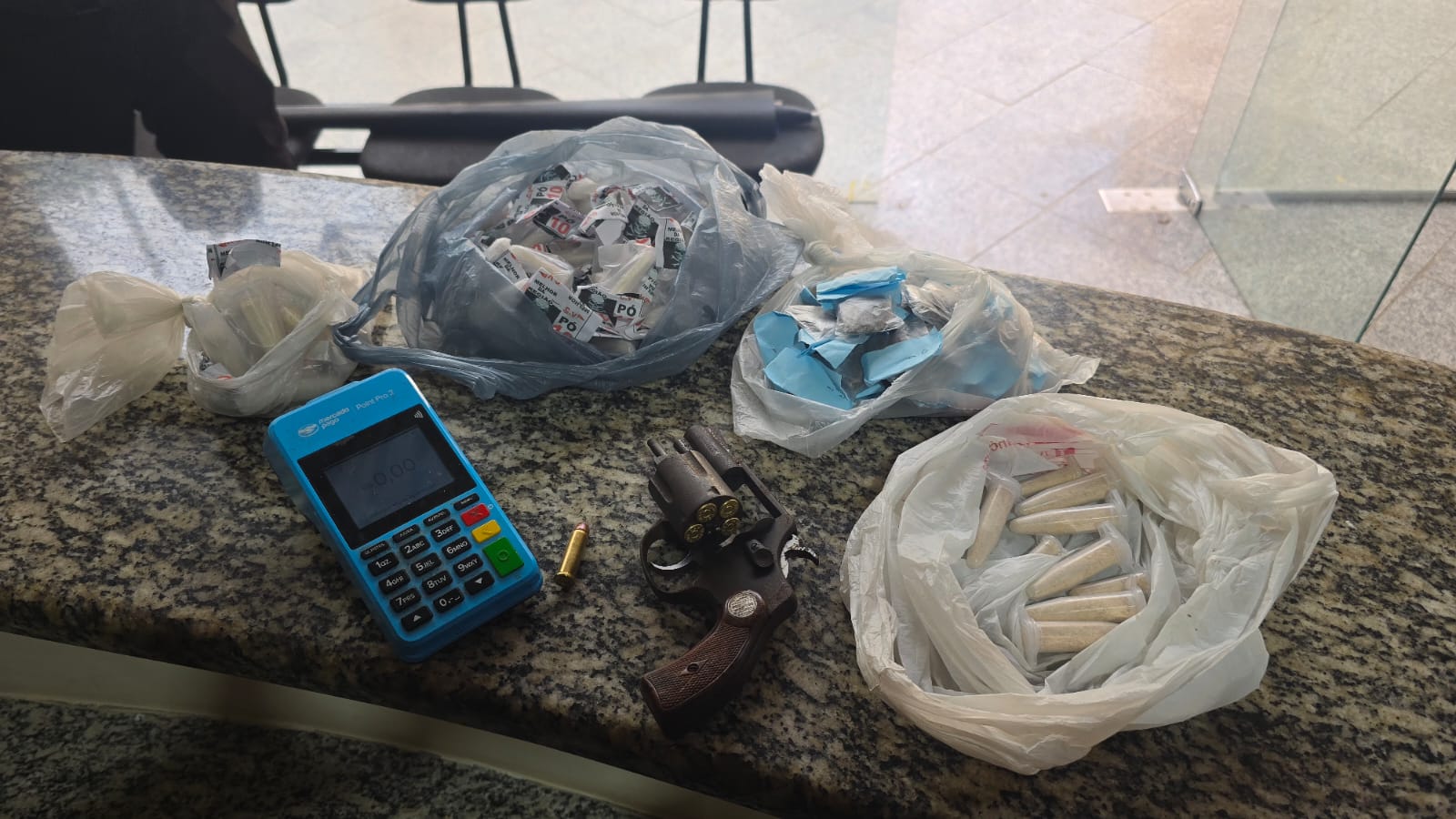 Trio é preso por tráfico de drogas e porte ilegal de arma em Piraí; usavam até maquininha de cartão