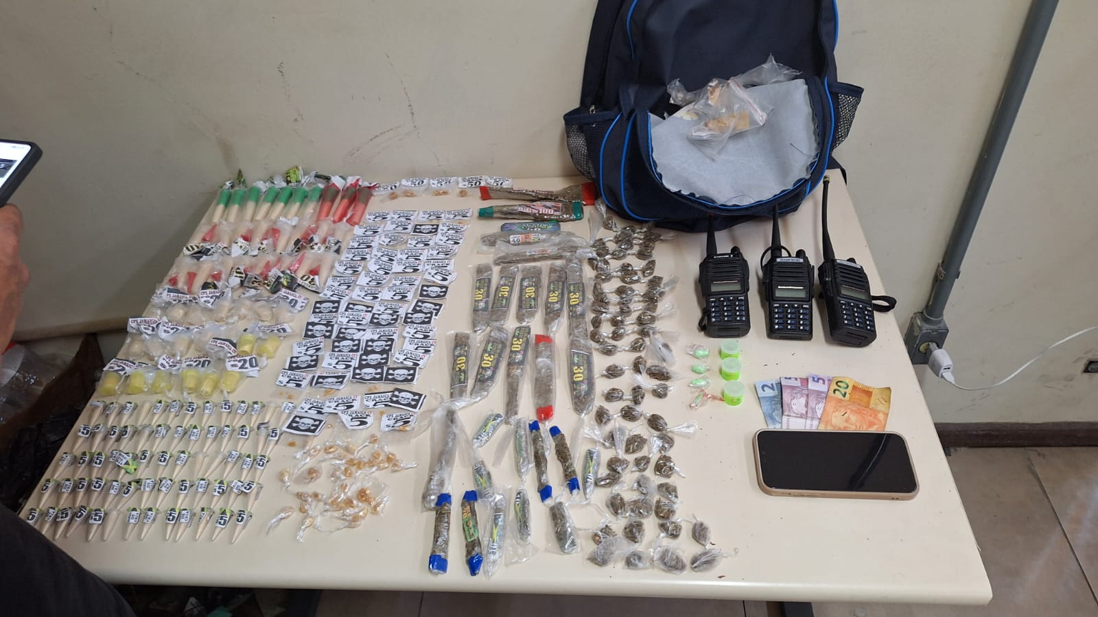 Megaoperação prende suspeitos e apreende drogas em Barra Mansa; ação tem 30 presos e dois adolescentes apreendidos
