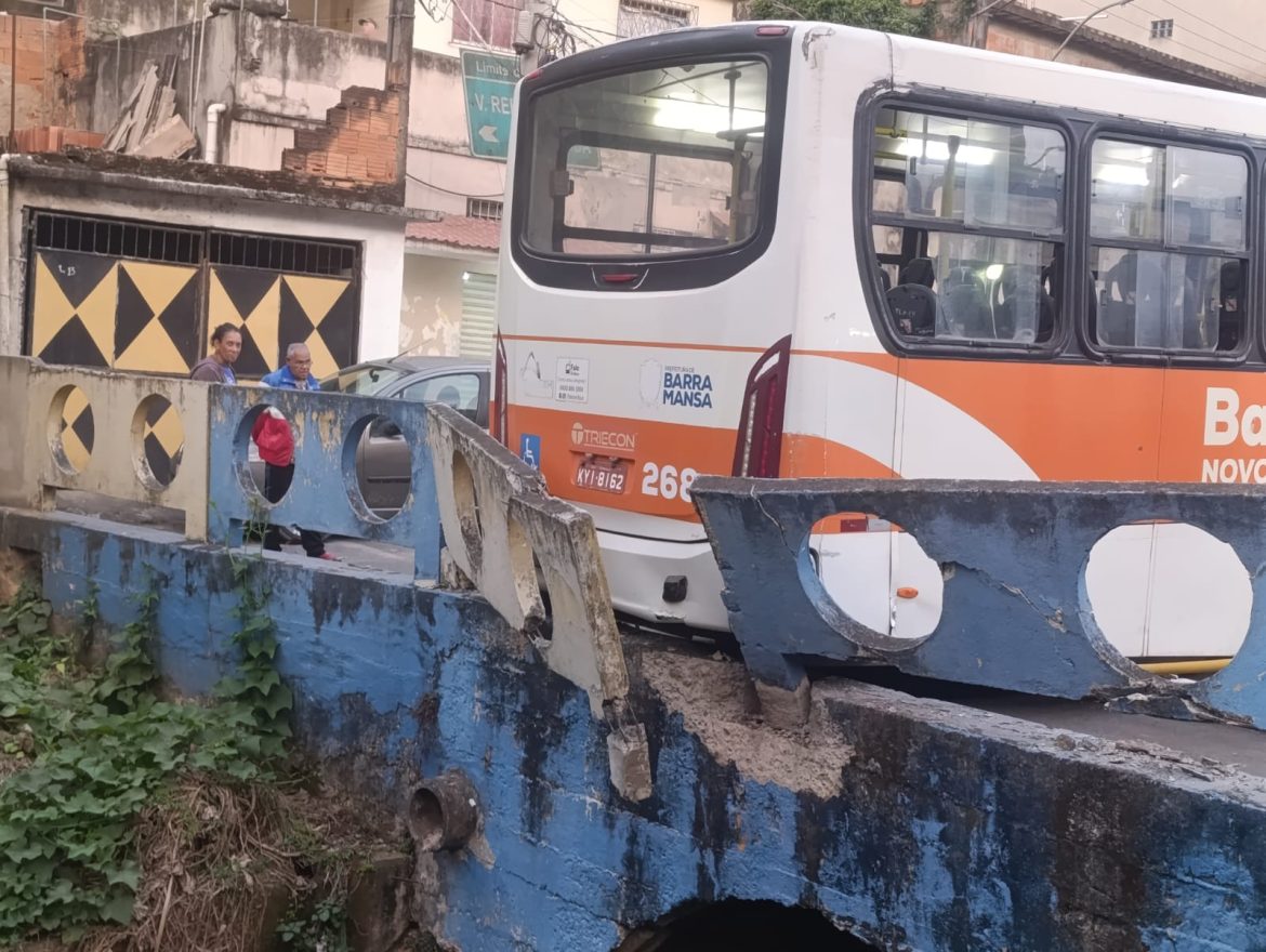 Ônibus perde o freio e bate em mureta de ponte, em Barra Mansa
