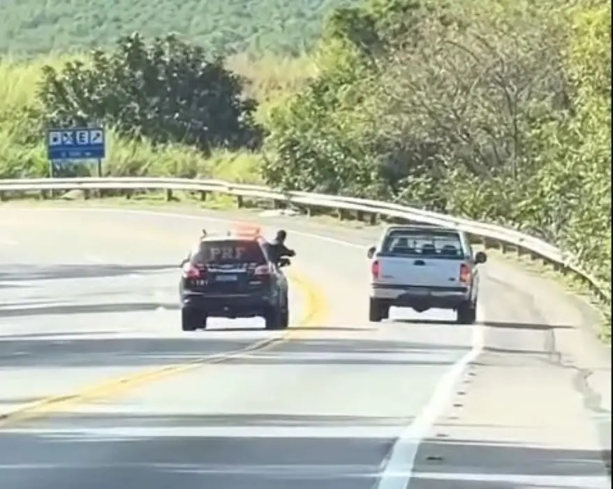 Perseguição da PRF na Rio-Santos termina com apreensão de picape e histórico de infrações do motorista