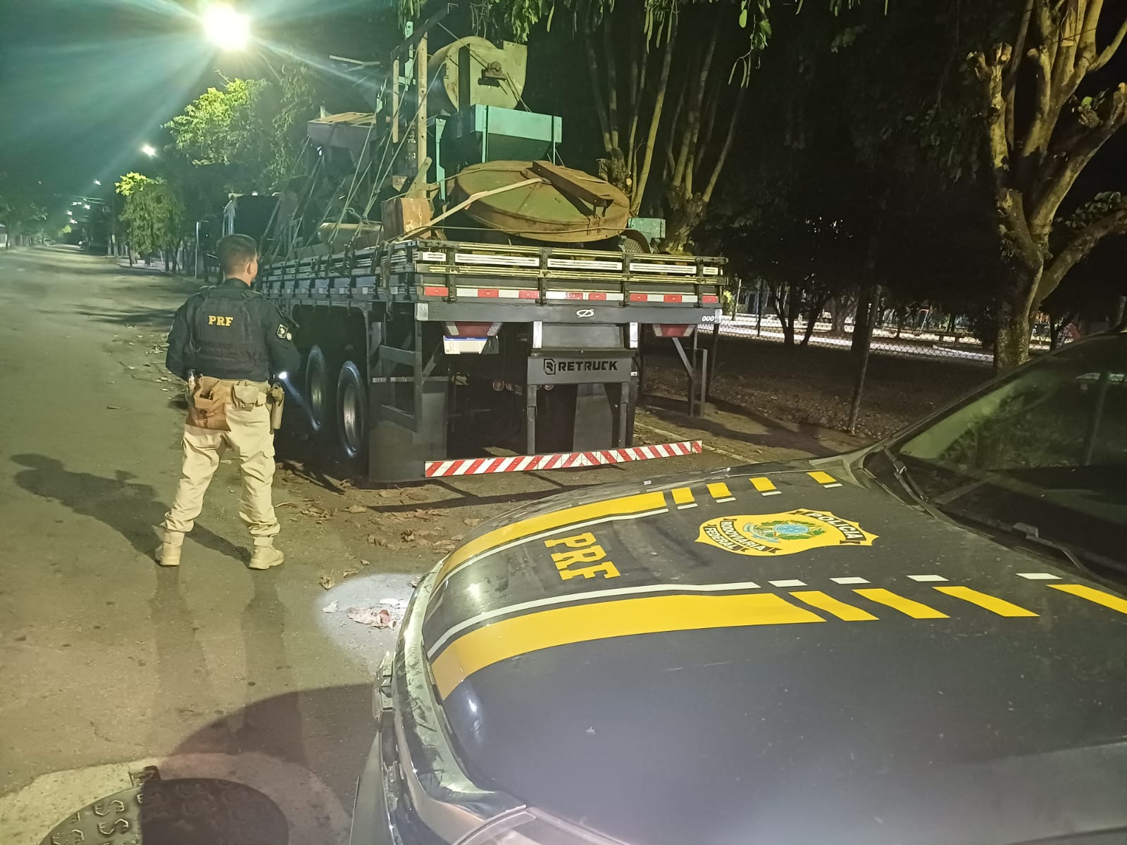PRF flagra caminhoneiro adulterando placa para evitar fiscalização em Itatiaia